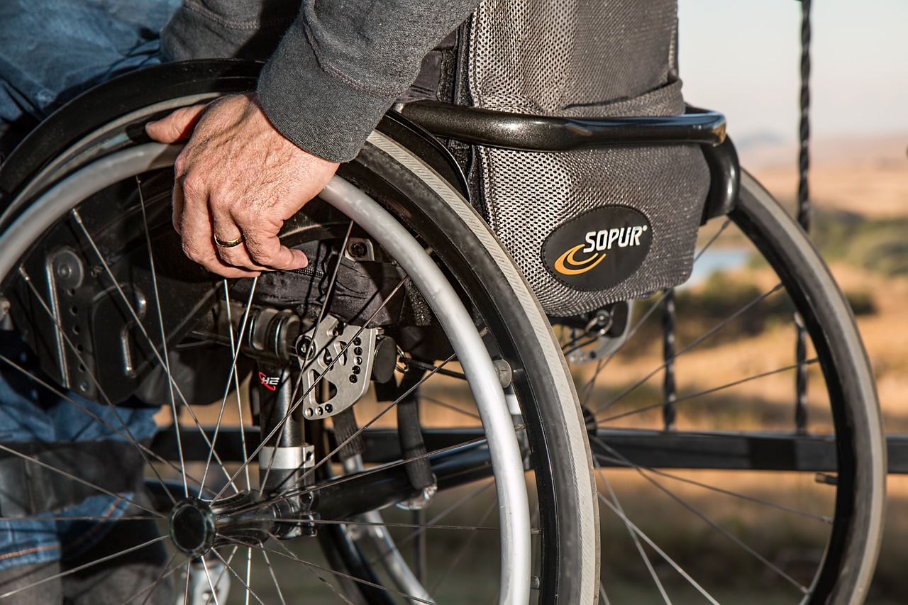 Wózek inwalidzki: wybór między napędem ręcznym a elektrycznym
