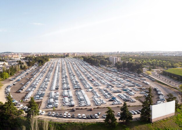 Jak efektywnie wyznaczyć miejsca postojowe na dużych parkingach?